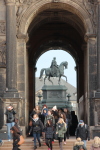  Dresden: Blick vom Zwinger König-Johann-Denkmal