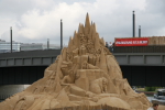 Berlin: Sandskulptur beim Lehrter Bahnhof