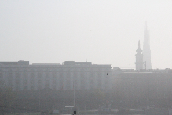  Linz: Stadtzentrum im Nebel