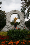 Wien: Straussdenkmal mit Fan