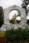 Wien: Straussdenkmal (wo der Fan wohl hingegangen ist?)